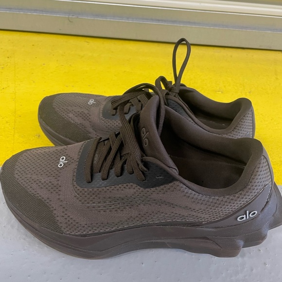 ALO Yoga Men's Dark Brown Athletic Shoes ( only worn once as seen in picture) - Picture 1 of 7